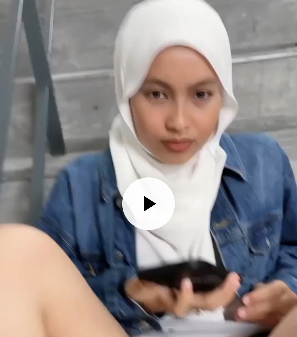 Hijab di tangga
