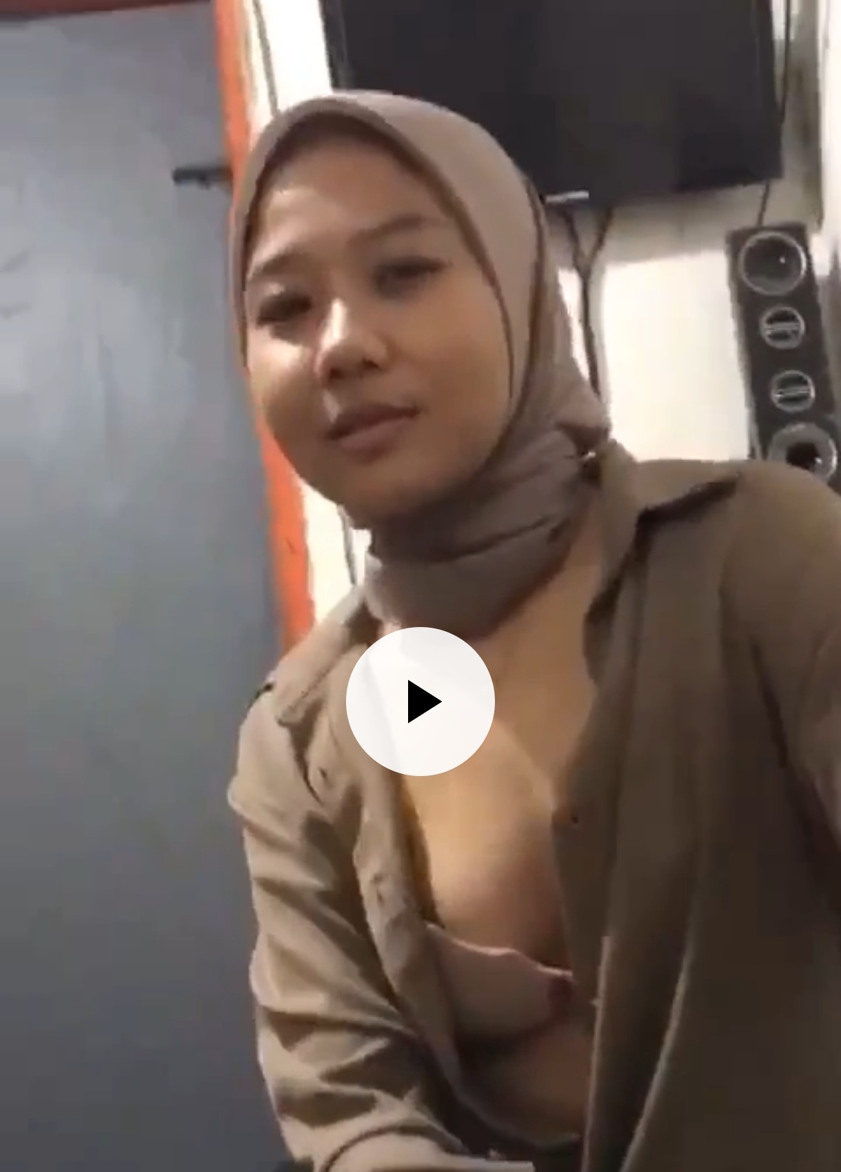 hijab dengerin percakapannya