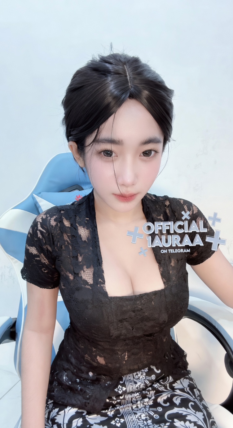 Laura edisi kebaya item