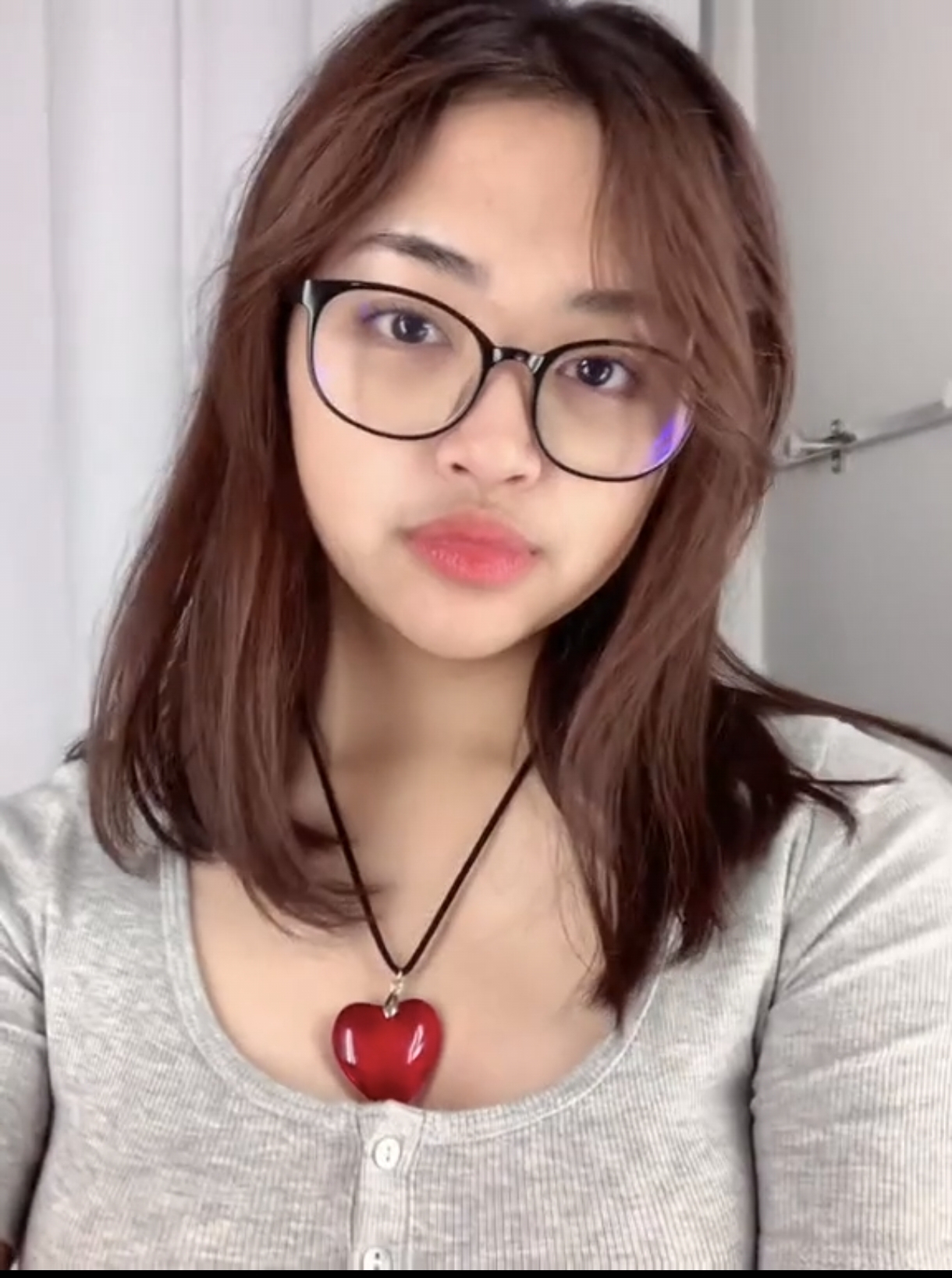 cantik kacamata