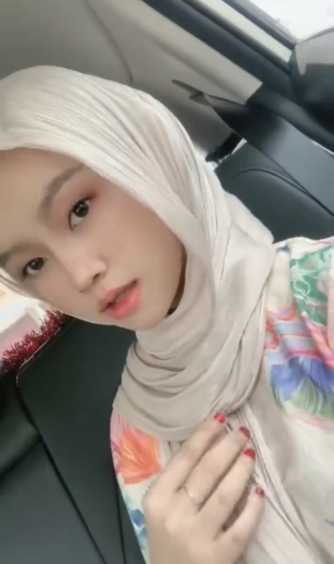 hijab sendirian