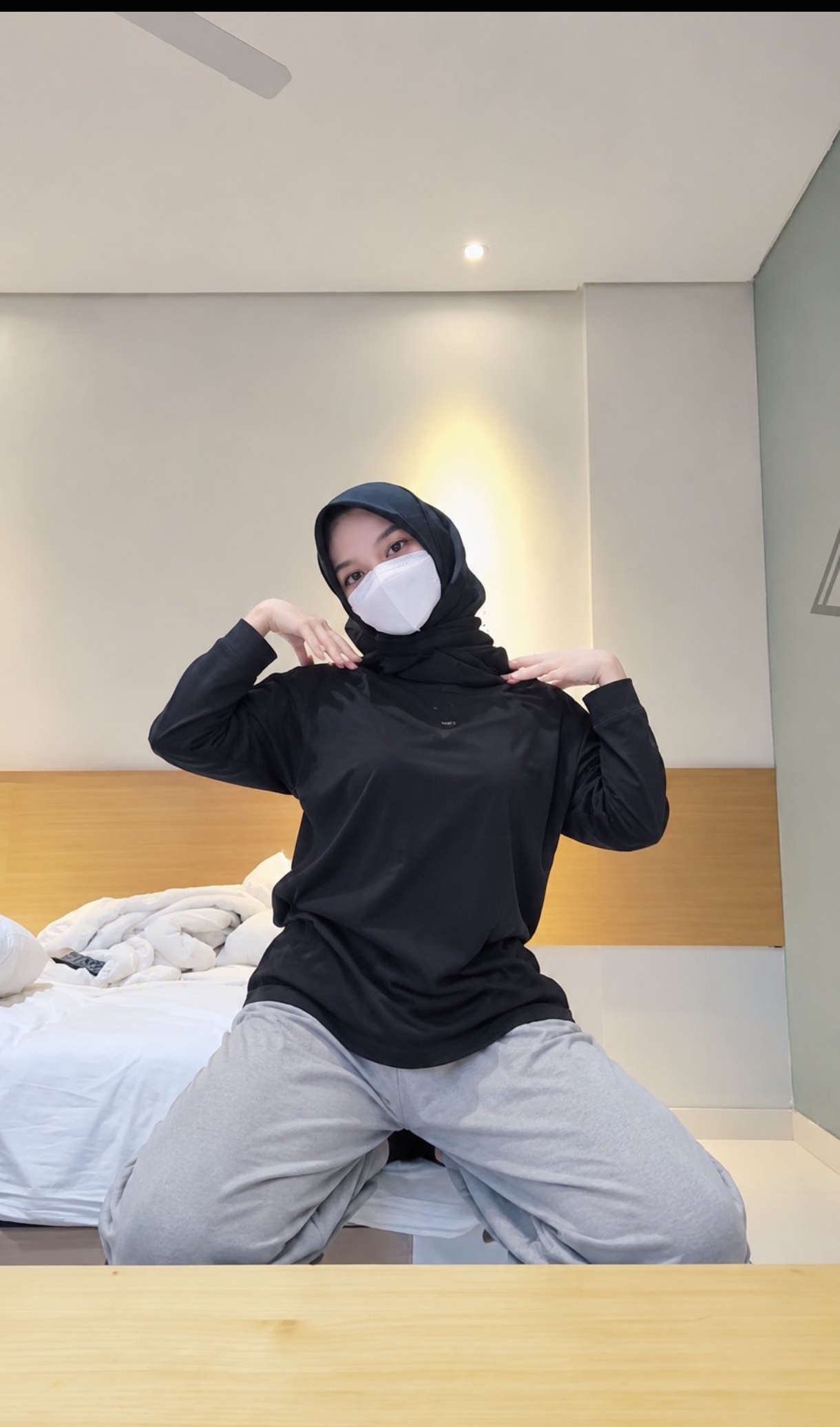 hijab berdiri